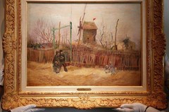 Cảnh phố Montmartre được vẽ vào mùa xuân năm 1887, ba năm trước khi Vangogh qua đời. Bức tranh miêu tả những người dân Paris đi dạo trên một quả đồi với khung cảnh có phần vắng vẻ.