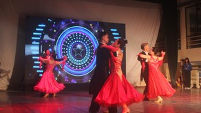 Các thí sinh đang biểu diễn trong phần thi nhảy điệu Viennese Waltz.