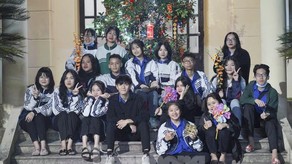 Tình nguyện viên là học sinh của các trường THPT trên bàn thành phố Vinh cùng nhau sẻ chia, mang tết ấm đến với các bệnh nhân phải ở lại bệnh viện điều trị trong dịp tết cổ truyền. (Ảnh: Tiền Phong)