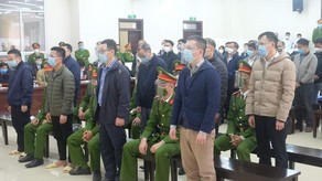 Các bị cáo nghe VKS luận tội. (Ảnh: Nam Anh)