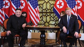 Tổng thống Mỹ Donald Trump và Chủ tịch Triều Tiên Kim Jong-un trong hội nghị thượng đỉnh Mỹ-Triều lần thứ 2 tại Hà Nội vào tháng 2/2019. Ảnh tư liệu: AFP