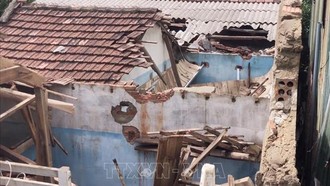 Nhà ở người dân huyện Bình Sơn bị hư hại sau bão số 4. Ảnh minh họa: TTXVN phát