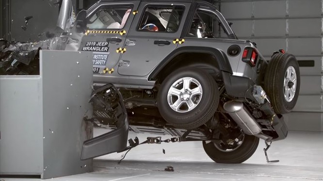 Jeep Wrangler mới bị lật trong bài thử nghiệm va chạm
