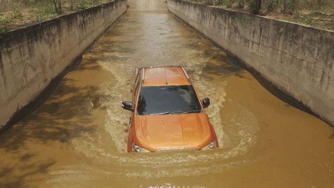 Mưa lớn nhiều ô tô gặp rắc rối, Ford lập tức quảng cáo khả năng lội nước vượt trội