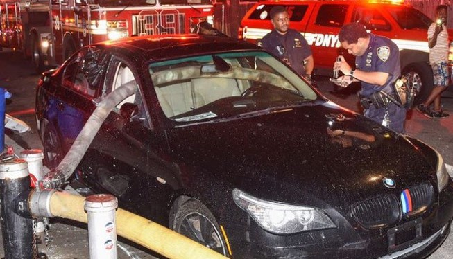 BMW bị đập vỡ cửa kính do đỗ chắn ngang cột nước cứu hoả