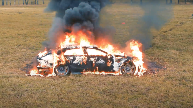 Chơi trội như Khá Bảnh, Vlogger người Nga đốt Mercedes-AMG GT 63 S