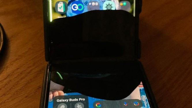 Samsung từ chối bảo hành Galaxy Z Flip 3 hỏng màn hình, khách hàng đưa điện thoại vào 'tủ kính' 