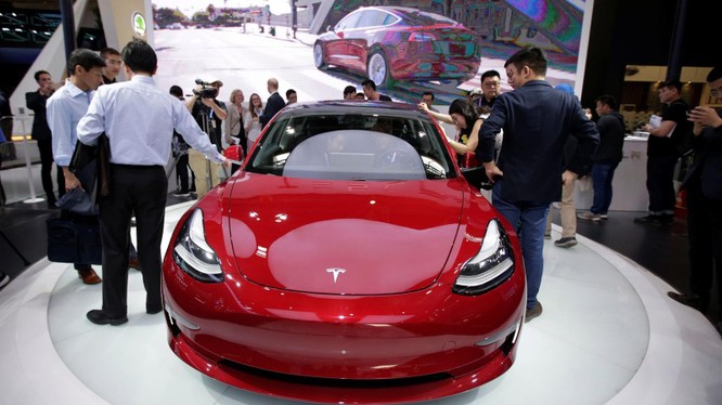 Tesla cấm người mua bán lại xe trong vòng 1 năm?