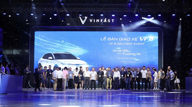 Vinfast bàn giao 100 ô tô điện VF 8 đầu tiên, chuẩn bị xuất khẩu ra quốc tế