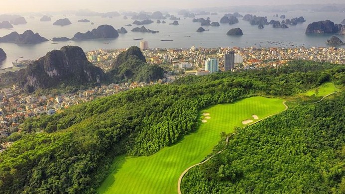 FLC Golf Club Ha Long, một trong những sân golf được du khách yêu thích.