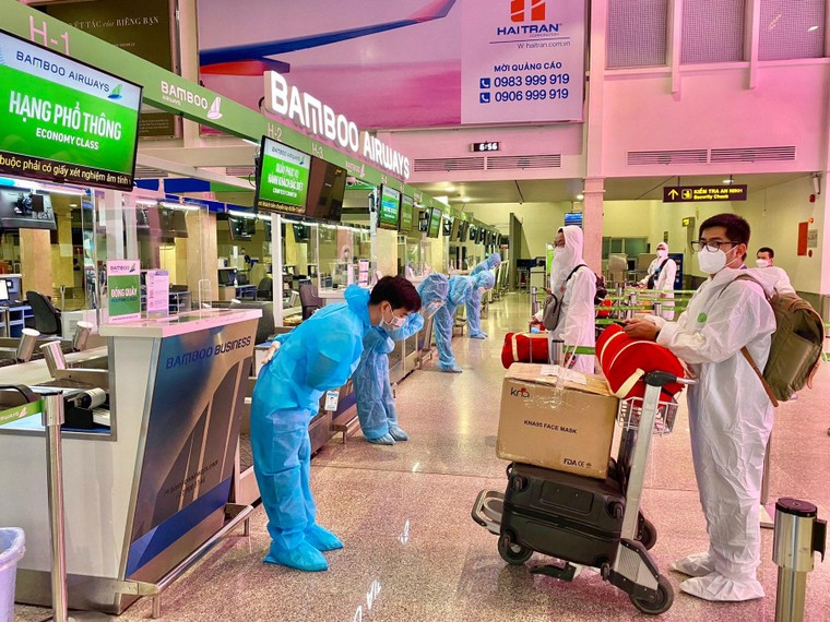 Bamboo Airways bay chuyên cơ khứ hồi đưa gần 200 y bác sĩ từ miền Trung vào TP HCM chống dịch ảnh 1