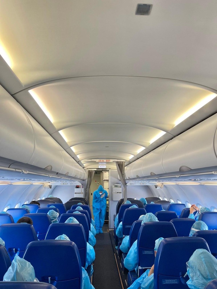 Bamboo Airways bay chuyên cơ khứ hồi đưa gần 200 y bác sĩ từ miền Trung vào TP HCM chống dịch ảnh 3