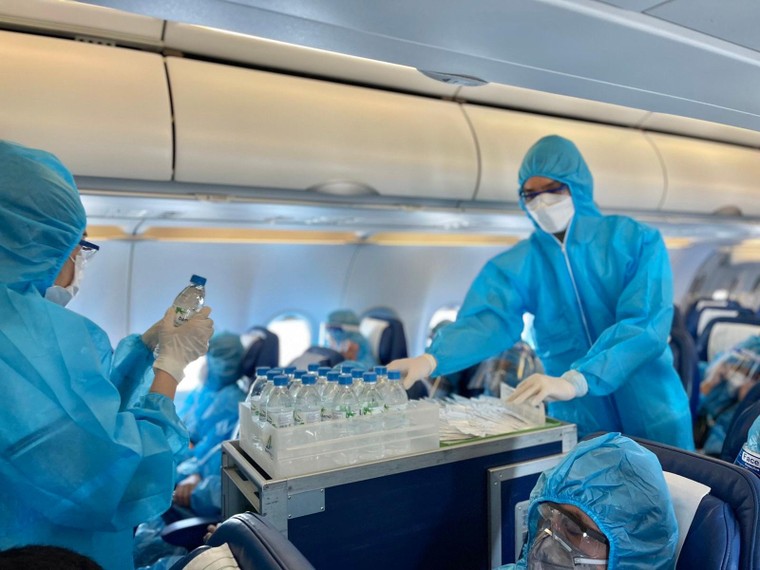 Bamboo Airways bay chuyên cơ khứ hồi đưa gần 200 y bác sĩ từ miền Trung vào TP HCM chống dịch ảnh 4