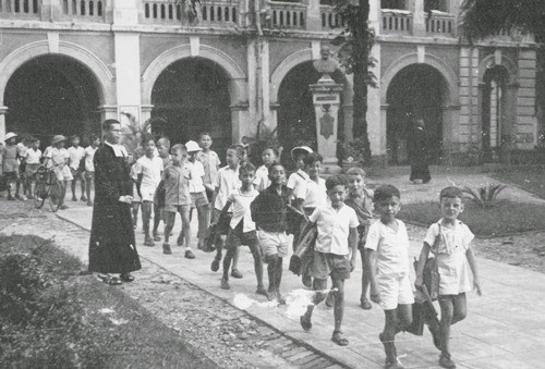 Trường nào do các sư huynh dòng La San (một dòng tu Công giáo) thành lập với mục đích giáo dục cho trẻ em nghèo?