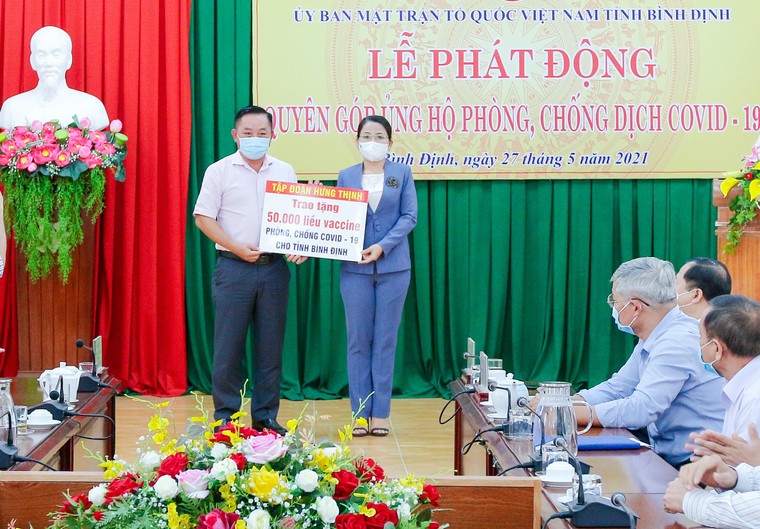 Tập đoàn Hưng Thịnh trao tặng 50.000 liều vắc-xin phòng, chống COVID-19 cho tỉnh Bình Định ảnh 1