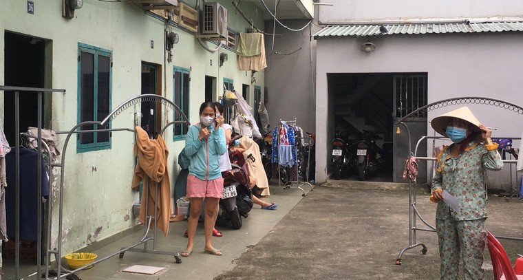 Thưa lãnh đạo, dân đang rất đói !: Người nghèo kéo lên UBND P.Linh Xuân hỏi tiền hỗ trợ ảnh 3