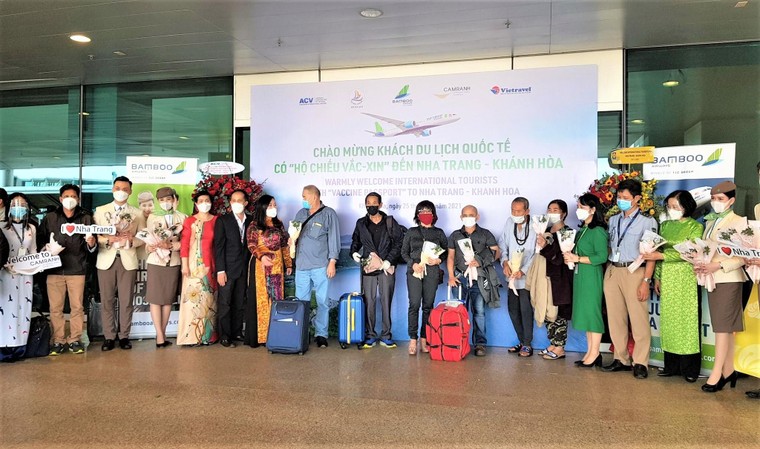 Nha Trang đón chuyến bay chở khách du lịch quốc tế có hộ chiếu vắc xin của Bamboo Airways ảnh 1