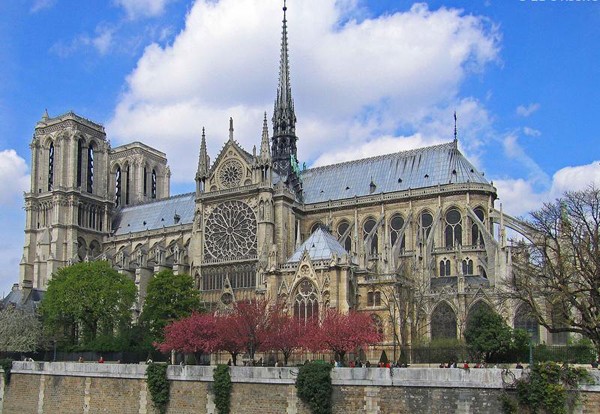Ngọn chóp tháp phía sau Nhà thờ Đức bà Paris được coi là biểu tượng cho điều gì?