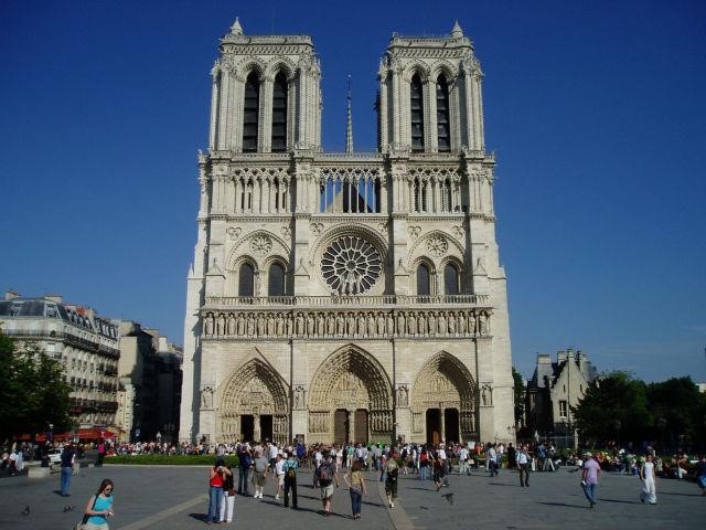 Nhà thờ Đức Bà Paris còn có tên gọi khác là gì?