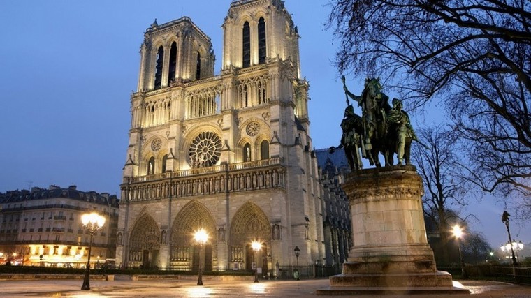 Nhà thờ Đức Bà Paris được chính thức xây dựng từ năm nào?