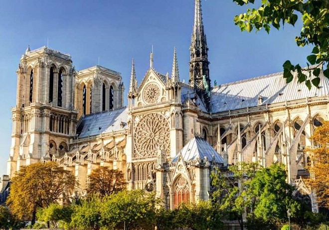 Nhà thờ Đức Bà Paris được xây dựng theo lối kiến trúc nào?
