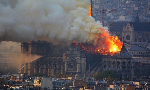 Hai tòa tháp ở mặt tiền từng là điểm cao nhất ở Paris với chiều cao bao nhiêu?