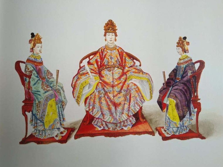 Bà được tuyển vào cung từ năm bao nhiêu tuổi?
