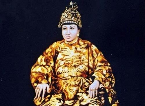 Bà là vợ của vị vua nào sau đây?