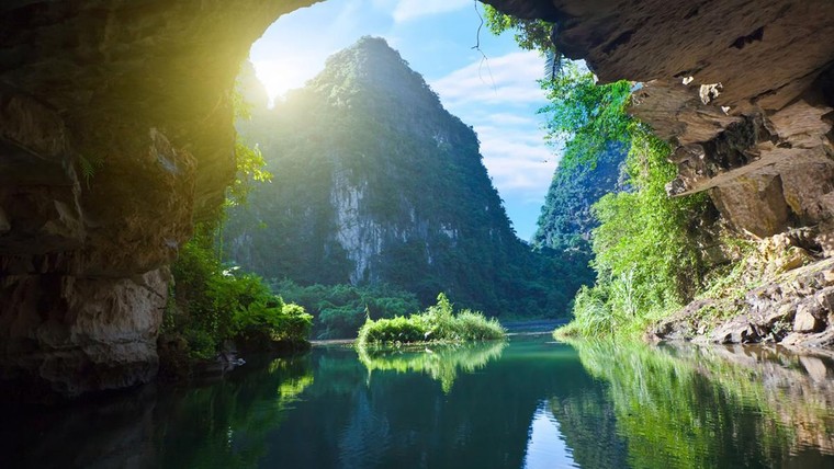 Vườn quốc gia Phong Nha - Kẻ Bàng thuộc huyện nào của tỉnh Quảng Bình?