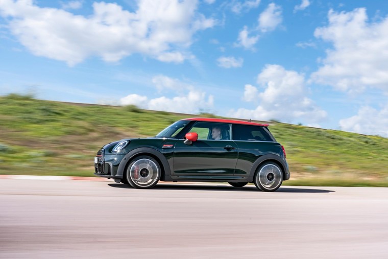 MINI John Cooper Works 3-Cửa và John Cooper Works Convertible mới chính thức ra mắt tại Việt Nam ảnh 2