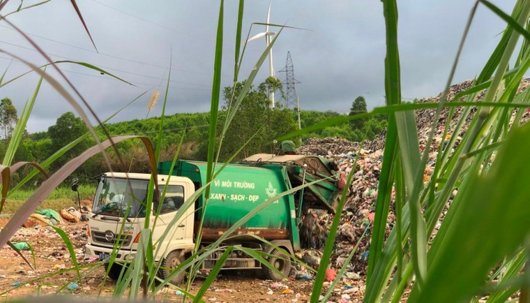 Gia Lai: Nhà máy 117 tỷ đồng thành “bãi rác”, xe thu gom đổ hàng trăm tấn rác ra môi trường ảnh 3