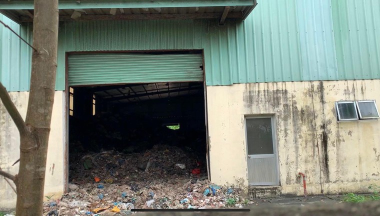 Gia Lai: Nhà máy 117 tỷ đồng thành “bãi rác”, xe thu gom đổ hàng trăm tấn rác ra môi trường ảnh 4