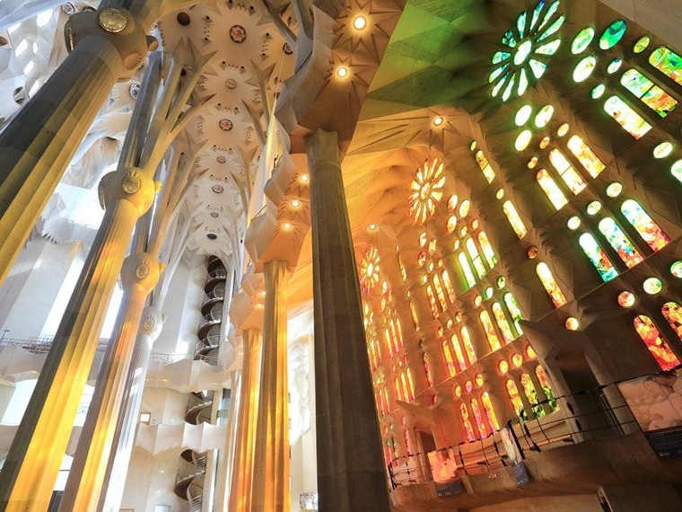 https://photo-cms-ngaynay.zadn.vn/w760/Uploaded/2022/ycgvppwi/2022_01_15/stained-glass-sagrada-familia-gettyimages-468231156-416.jpg