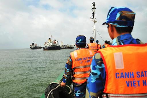Luật Cảnh sát biển Việt Nam quy định cơ quan, tổ chức, cá nhân có trách nhiệm chấp hành sự kiểm tra, kiểm soát của Cảnh sát biển Việt Nam như thế nào?