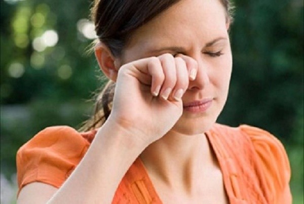 Quý bà ham săn 'phi công trẻ' phát hoảng dính bệnh xã hội ở mắt ảnh 1