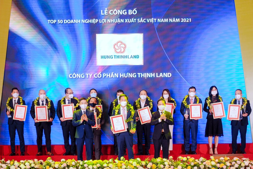 Đại diện Hưng Thịnh Land đón nhận giải thưởng Top 50 Doanh nghiệp lợi nhuận xuất sắc Việt Nam năm 2021