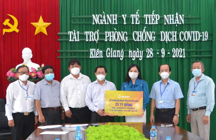 Sun Group trao tặng gói hỗ trợ tiếp sức Kiên Giang chống dịch