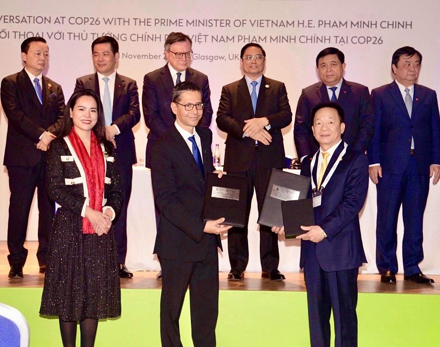 Ông Đỗ Quang Hiển, Chủ tịch HĐQT kiêm Tổng Giám đốc Tập đoàn T&T Group và ông Patrick Lee, Chủ tịch Standard Chartered Việt Nam, Giám đốc Standard Chartered Singapore và thị trường ASEAN trao biên bản ghi nhớ tài trợ vốn 6 tỷ USD cho các dự án xanh của T&T Group.