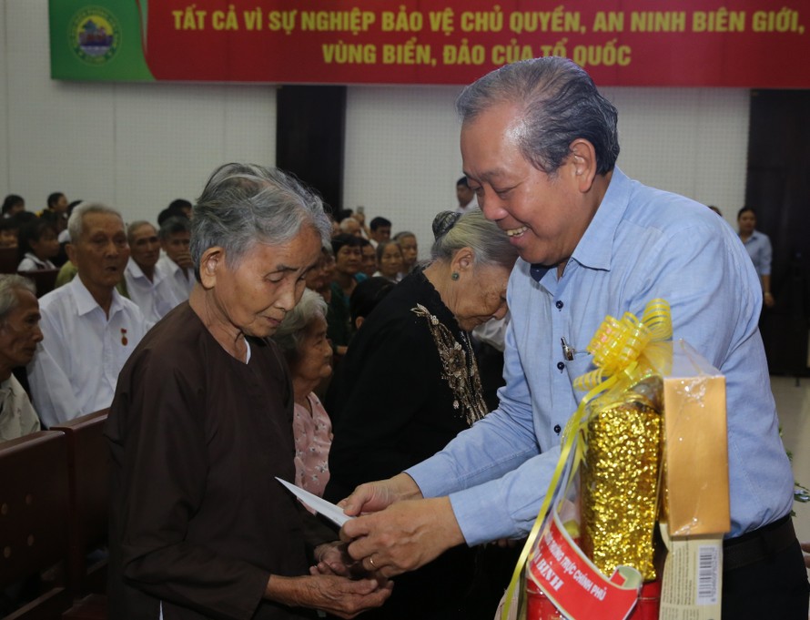 Phó Thủ tướng Thường trực Chính phủ Trương Hòa Bình tặng quà cho các Mẹ Việt Nam anh hùng tại tỉnh Bến Tre. Ảnh: VGP/Mạnh Hùng