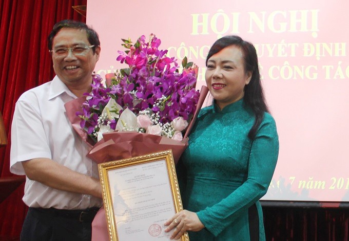 Đồng chí Phạm Minh Chính trao quyết định cho đồng chí Nguyễn Thị Kim Tiến.