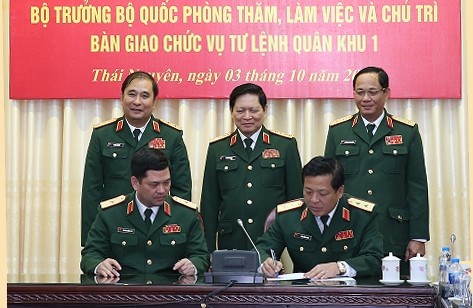 Đại tướng Ngô Xuân Lịch và lãnh đạo Tổng cục Chính trị, Bộ Tổng Tham mưu chứng kiến Lễ ký Biên bản bàn giao Tư lệnh Quân khu 1 giữa Trung tướng Trần Hồng Minh và Thiếu tướng Nguyễn Hồng Thái. Ảnh BQP