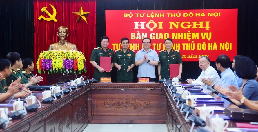 Bí thư Thành ủy Hoàng Trung Hải và Thượng tướng Phan Văn Giang chúc mừng hai đồng chí Nguyễn Hồng Thái và Nguyễn Quốc Duyệt.
