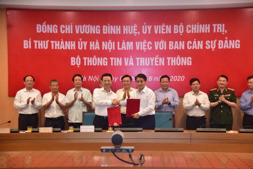 TP. Hà Nội và Bộ TT&TT tiến hành ký kết Biên bản hợp tác năm 2020, 2021 và định hướng các năm tiếp theo. Ảnh: Gia Huy