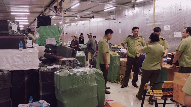Lực lượng QLTT tổ chức khám xét kho chứa hàng tại Lào Cai ngày 9/7. Ảnh Tuấn Linh.