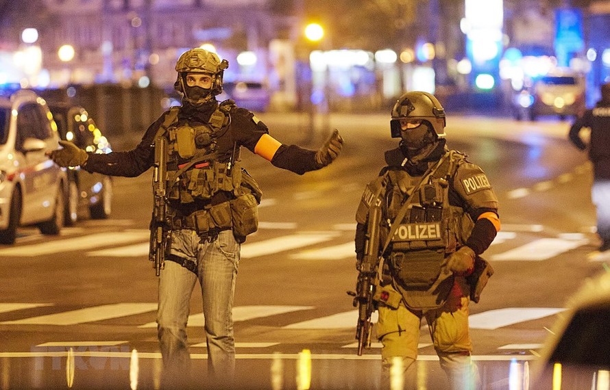 Cảnh sát đặc nhiệm Áo gác trên đường phố ở thủ đô Vienna sau loạt vụ xả súng. (Ảnh: THX/TTXVN)