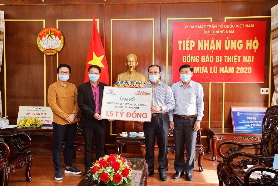 Đại diện Tập đoàn Hưng Thịnh trao bảng tượng trưng ủng hộ đồng bào vùng lũ tại tỉnh Quảng Nam cho ông Võ Xuân Ca - Chủ tịch UB MTTQ Việt Nam tỉnh Quảng Nam.