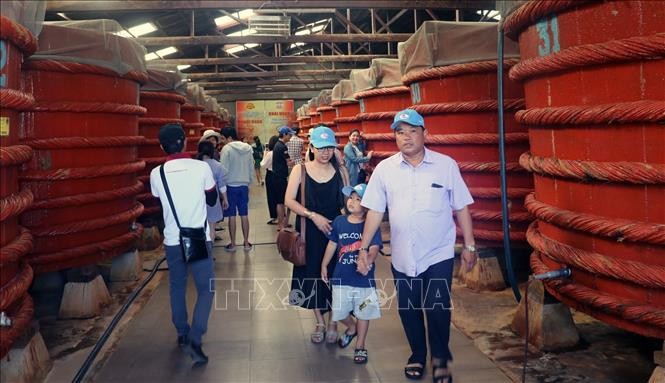 hách du lịch tham quan khu sản xuất nước mắm tại Nhà thùng nước mắm Khải Hoàn trên đảo Phú Quốc (Kiên Giang).