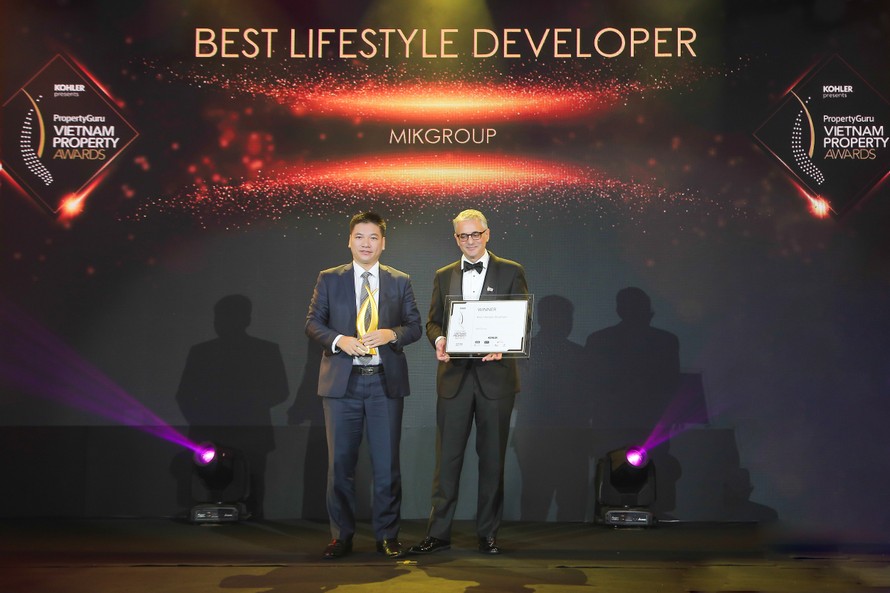 Ông Chu Thanh Hiếu - Tổng GĐ MIK Home (công ty thành viên thuộc Tập đoàn MIKGroup) đại diện MIKGroup nhận giải thưởng The Best life style developer 