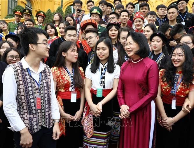 Phó Chủ tịch nước Đặng Thị Ngọc Thịnh và các đại biểu học sinh, sinh viên, thanh niên dân tộc thiểu số xuất sắc, tiêu biểu năm 2019. Ảnh: TTXVN