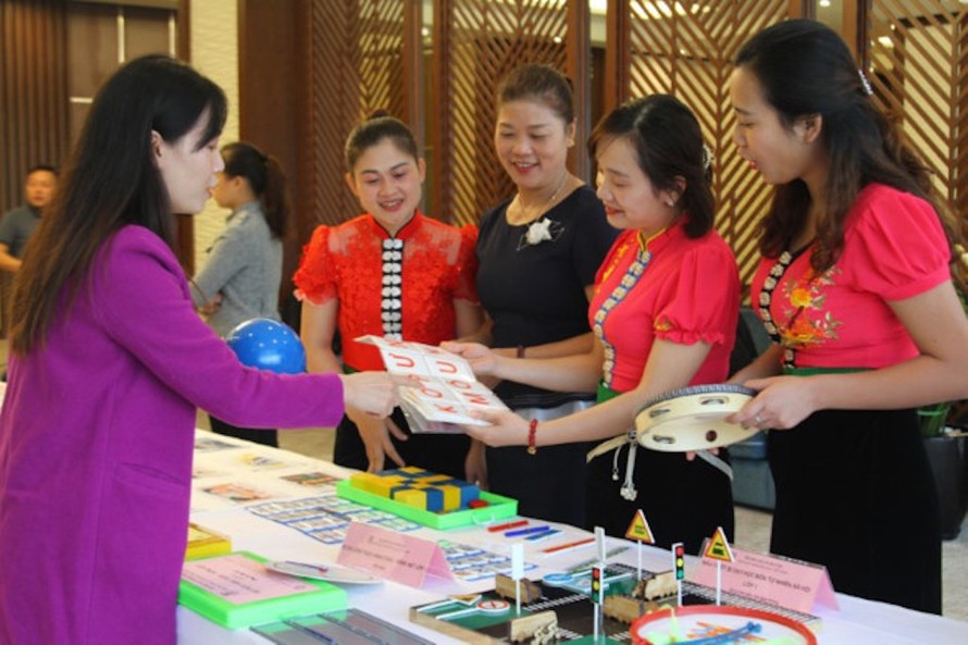 Giáo viên tỉnh Sơn La tham khảo các bộ thiết bị dạy học tại một hội thảo giới thiệu SGK lớp 1 theo Chương trình GDPT 2018. 